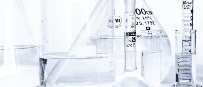 一位年轻科学家回国后在实验室与导师握手重逢，两人面带欣慰笑容，背景是现代化科研设备，象征学成了希望你们能够回来的美好兑现
